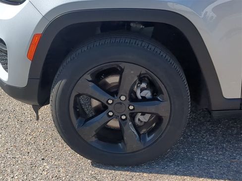 Used 2023 Jeep Grand Cherokee Altitude image 14