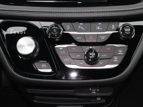 New 2026 Chrysler Pacifica Select image 26