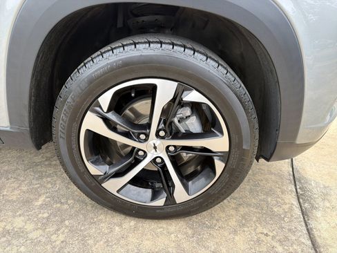 Used 2024 Chevrolet Trax RS FWD image 12