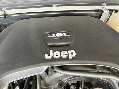 Used 2021 Jeep Gladiator Overland w/ Popular Equipment Package AWD/4WD image 16