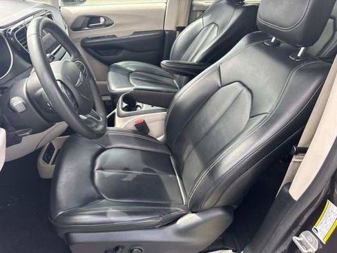 Used 2023 Chrysler Pacifica Touring-L FWD image 29