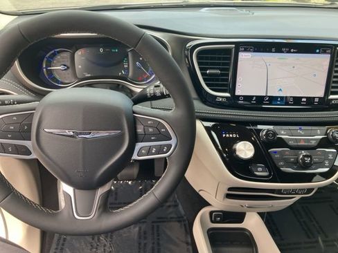 Used 2024 Chrysler Pacifica Select image 11