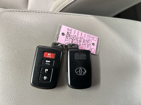 Used 2015 Toyota Camry XLE FWD image 12