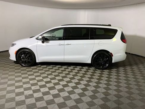 Used 2023 Chrysler Pacifica Limited w/ Uconnect Theater Family Group AWD/4WD image 11