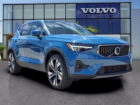 Certified 2023 Volvo XC40 B5 Plus AWD/4WD image 1