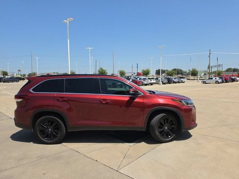 Used 2019 Toyota Highlander SE FWD image 2
