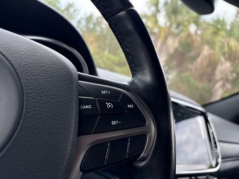 Used 2022 Jeep Grand Cherokee Limited image 17