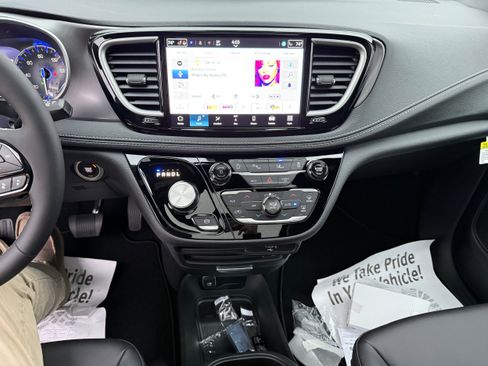 New 2026 Chrysler Pacifica Select image 9