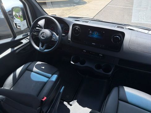 Used 2024 Mercedes-Benz Sprinter 2500 image 32