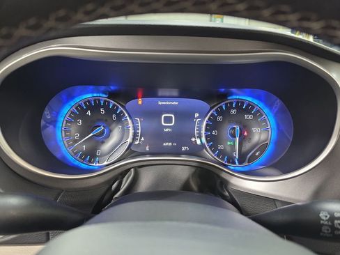 Used 2023 Chrysler Pacifica Touring-L FWD image 22