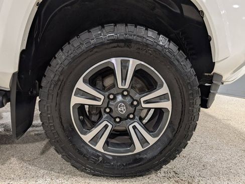 Used 2018 Toyota Tacoma TRD Sport image 15