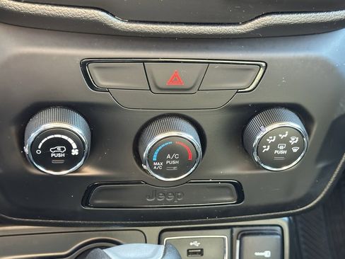 Used 2019 Jeep Renegade Sport w/ Sport Appearance Group image 24