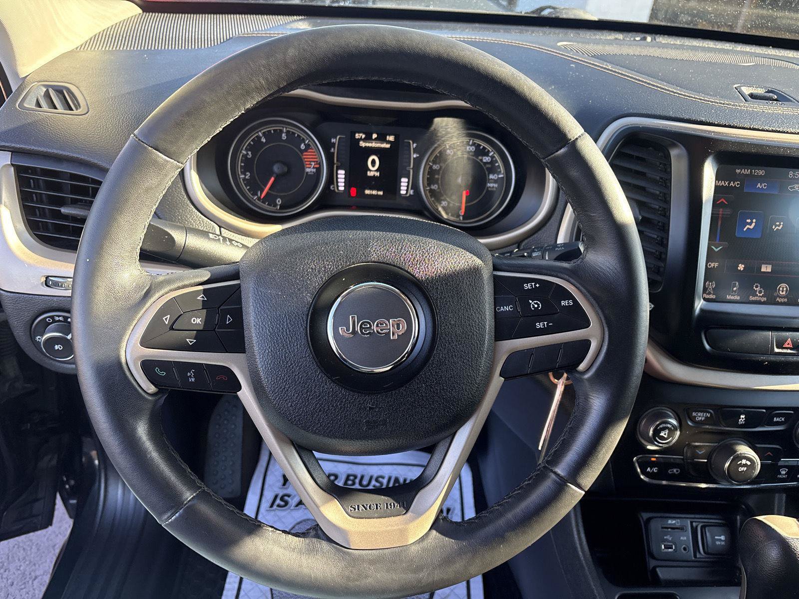 Used 2016 Jeep Cherokee Latitude FWD image 16