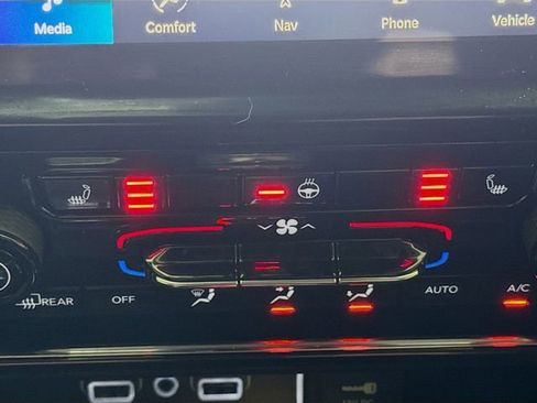 Used 2023 Jeep Grand Cherokee Limited w/ Black Appearance Package image 20