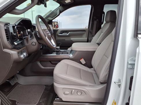 New 2026 GMC Sierra 1500 SLT image 18