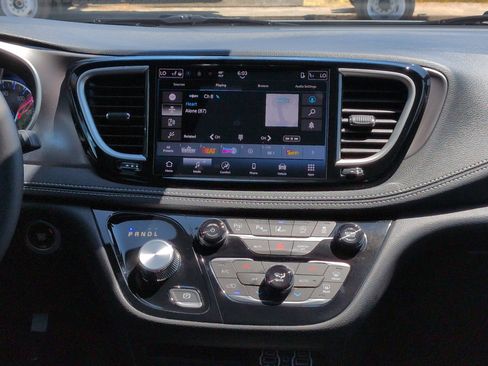 Used 2025 Chrysler Pacifica Select FWD image 16