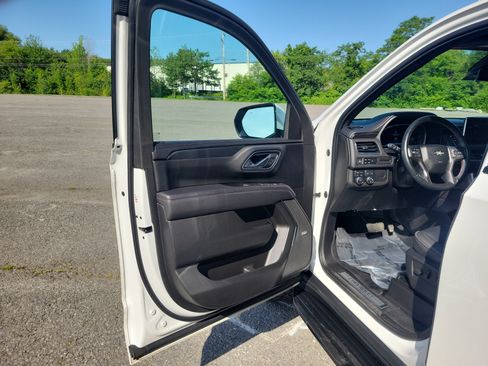 Used 2023 Chevrolet Suburban RST w/ Luxury Package AWD/4WD image 15