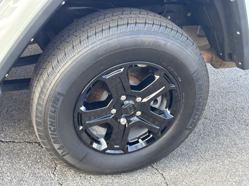 Used 2021 Jeep Gladiator Overland image 23