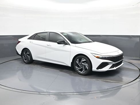 Used 2025 Hyundai Elantra Sport FWD image 1