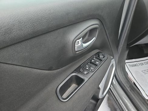 Used 2021 Jeep Renegade Latitude image 11