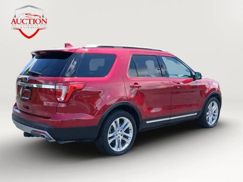 Used 2017 Ford Explorer XLT w/ Equipment Group 202A image 5
