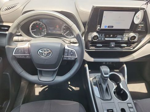 Used 2023 Toyota Highlander LE FWD image 11