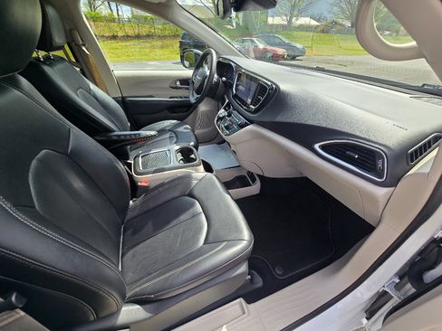 Used 2024 Chrysler Pacifica Touring-L FWD image 25