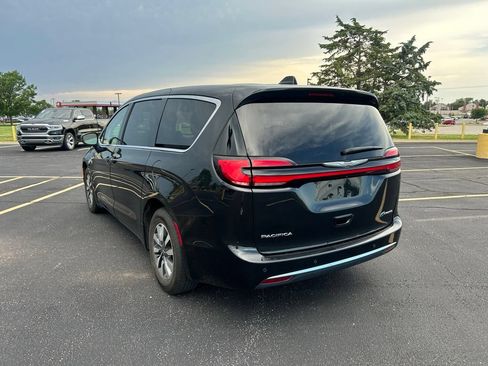 Used 2023 Chrysler Pacifica Touring-L FWD image 5