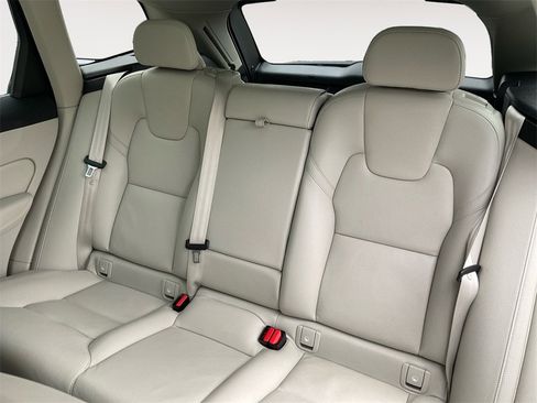 Certified 2023 Volvo XC60 B5 Plus image 13