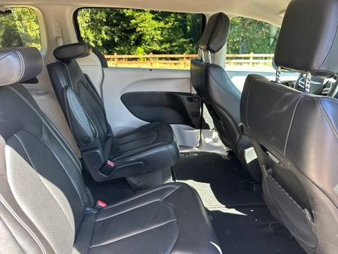Used 2022 Chrysler Pacifica Touring-L FWD image 20