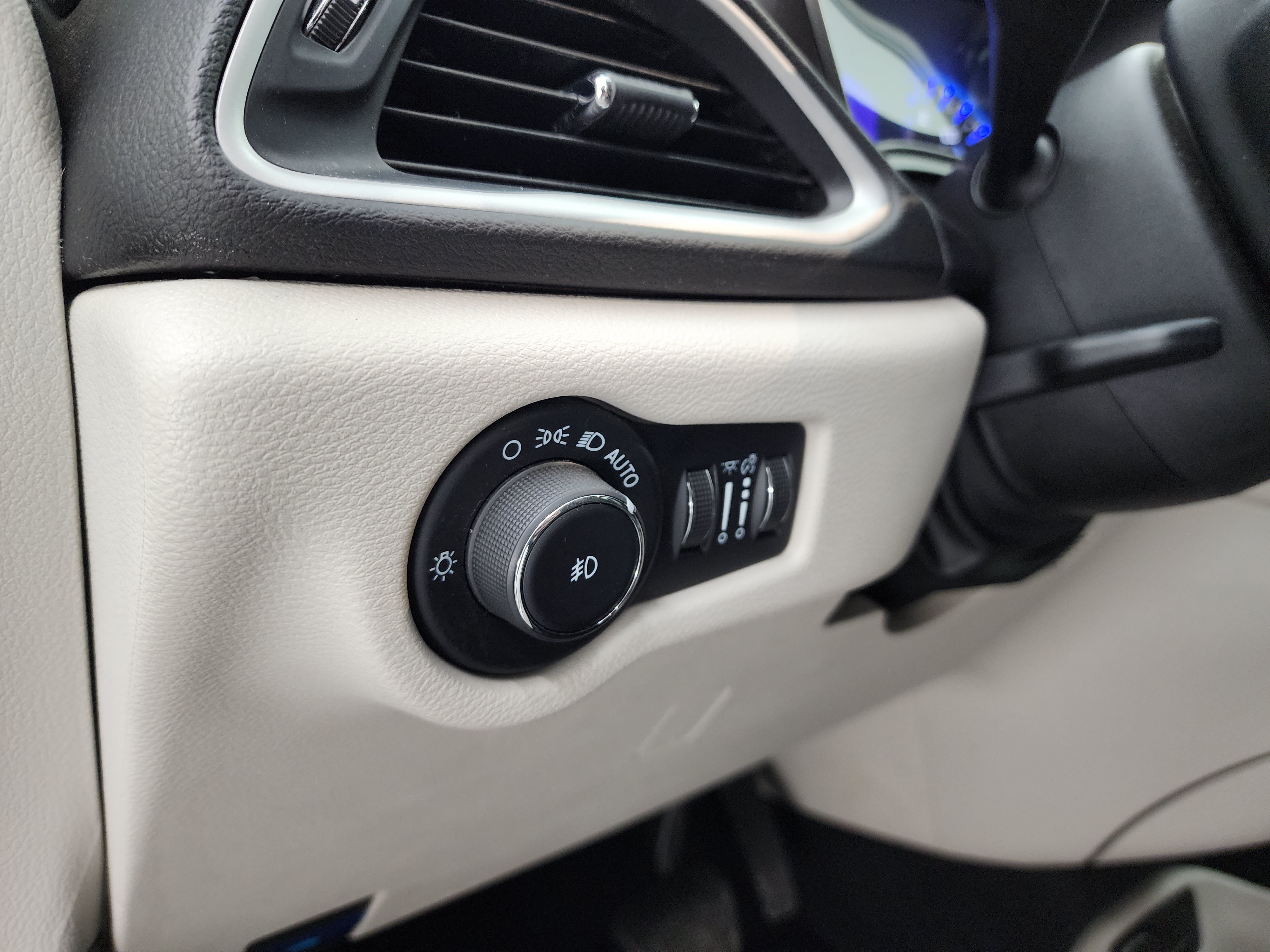 Used 2024 Chrysler Pacifica Touring-L FWD image 40