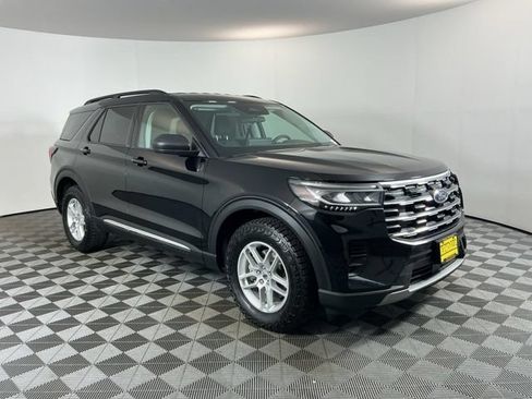 Used 2025 Ford Explorer Active AWD/4WD image 3