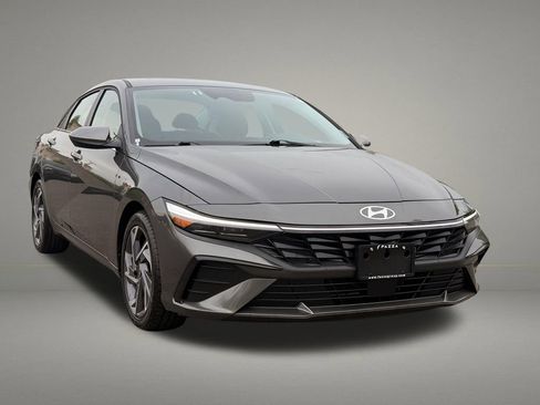Used 2025 Hyundai Elantra SEL FWD image 8