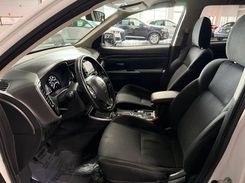 Used 2019 Mitsubishi Outlander SE AWD/4WD image 14
