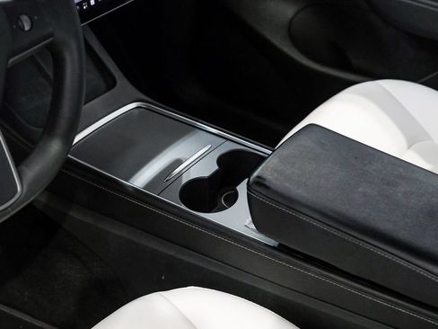 Used 2022 Tesla Model Y Long Range AWD/4WD image 28