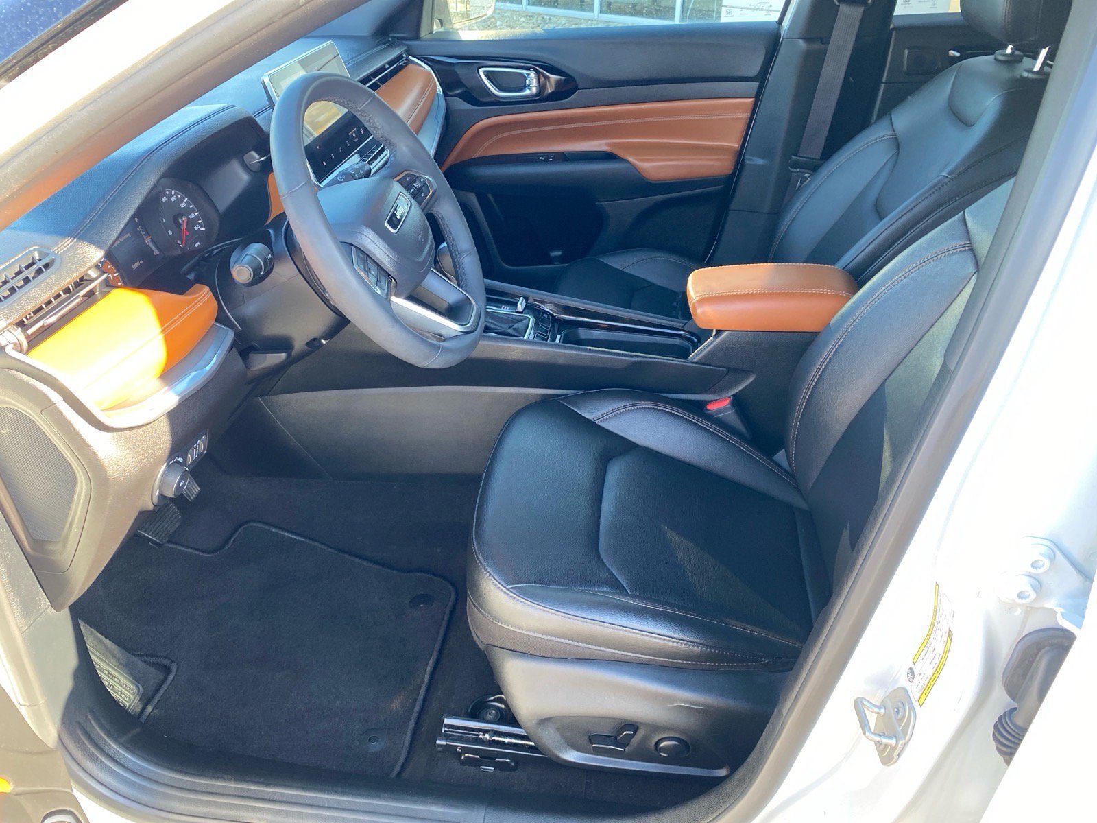 Used 2024 Jeep Compass Limited w/ Sun and Sound Group AWD/4WD image 9