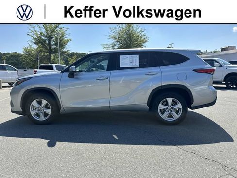 Used 2022 Toyota Highlander LE FWD image 2