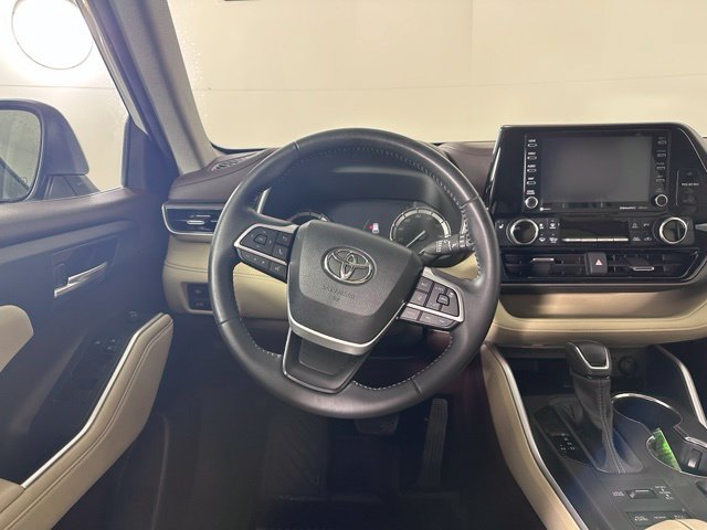Used 2022 Toyota Highlander XLE AWD/4WD image 12