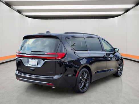 New 2026 Chrysler Pacifica Limited image 6