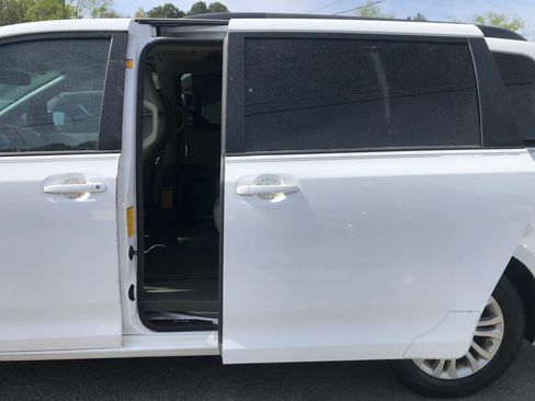 Used 2012 Toyota Sienna XLE image 17