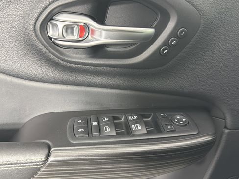 Used 2014 Jeep Cherokee Limited w/ Luxury Group AWD/4WD image 9