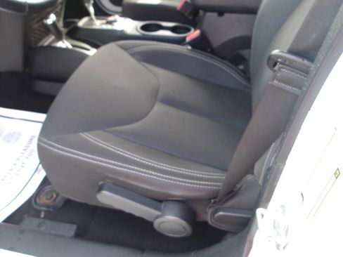 Used 2018 Jeep Wrangler Unlimited Rubicon w/ Cold Weather Group image 10