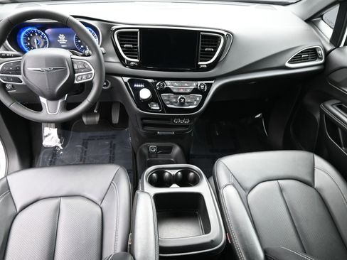 Used 2025 Chrysler Pacifica Select image 14