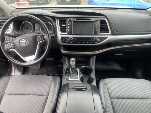 Used 2018 Toyota Highlander Plus FWD image 19