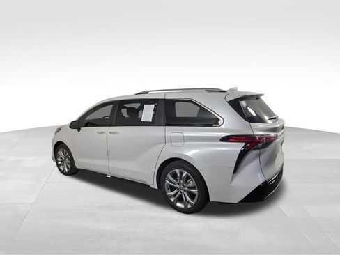 Used 2023 Toyota Sienna Platinum FWD image 10