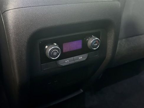 Used 2025 Chevrolet Traverse LT image 27