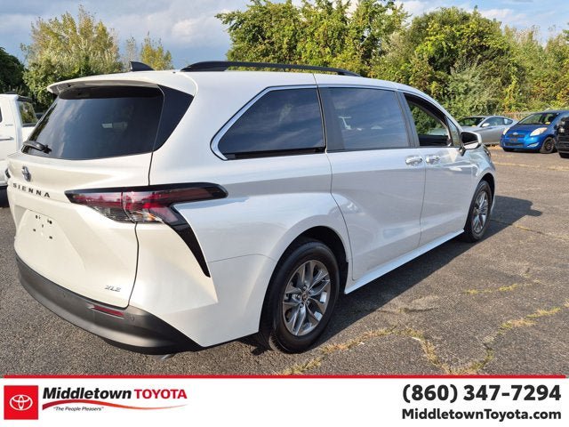 Used 2026 Toyota Sienna XLE FWD image 3