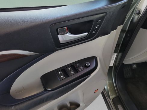 Used 2015 Toyota Highlander Limited image 32