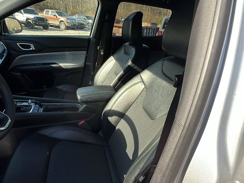 Used 2024 Jeep Compass Latitude image 17