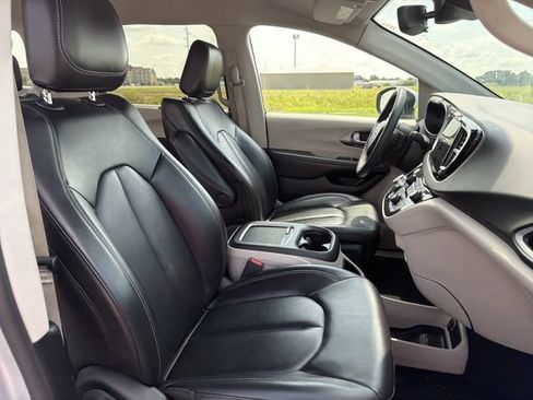 Used 2023 Chrysler Pacifica Touring-L FWD image 14